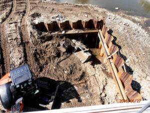 Baugrube nach Hochwasser
