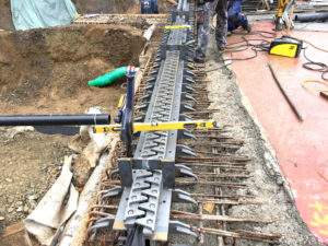 Fahrbahnübergang mit Sinusplatten