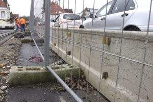 Bauzaun und Betonleitwand