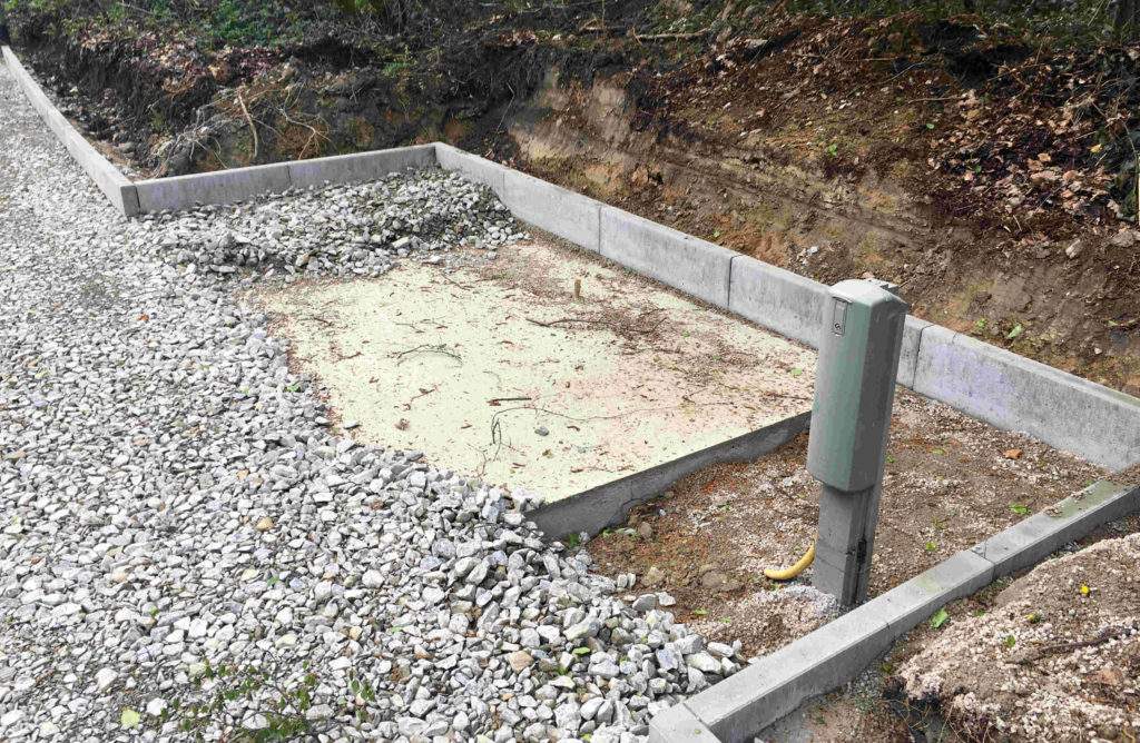 Verteilersäule und Fundament Bushäuschen